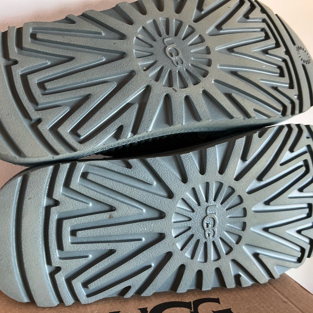 UGG Goldenstar Cross Slide - Picture 10 of 10